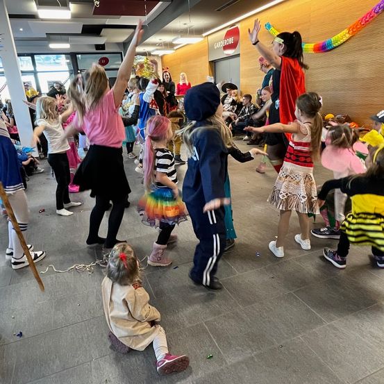 Bild enthält, People, Person, Shoe, Child, Female, Girl, Adult, Woman, Teen, Urban