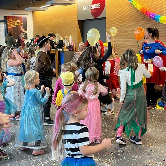 Bild enthält, People, Person, Adult, Female, Woman, Celebrating, Child, Girl, Jeans, Shoe