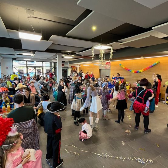 Bild enthält, People, Person, Helmet, Urban, Adult, Male, Man, Shoe, Face, Indoors