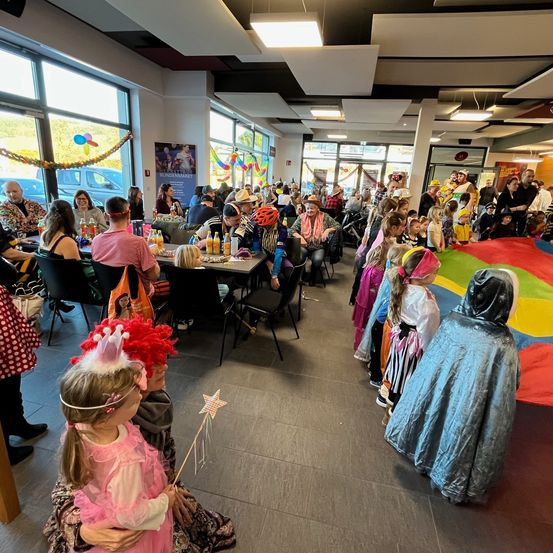 Bild enthält, People, Person, Urban, Child, Female, Girl, Indoors, Face, Helmet, Building