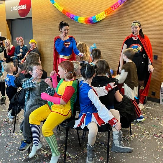 Bild enthält, People, Person, Adult, Female, Woman, Child, Girl, Shoe, Student, Face