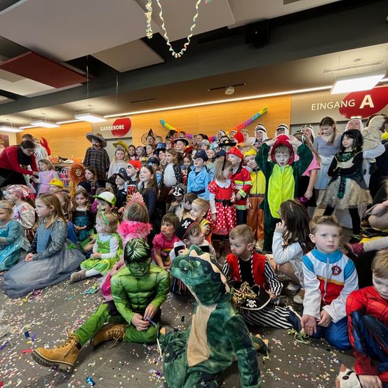 Bild enthält, People, Person, Celebrating, Boy, Child, Male, Female, Girl, Adult, Woman