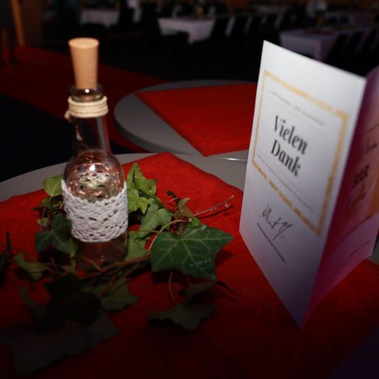 Bild enthält, Candle, Person, Book, Publication, Bottle