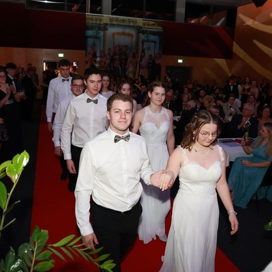 Bild enthält, Fashion, Formal Wear, Suit, Adult, Female, Person, Woman, Dress, Bride, Gown