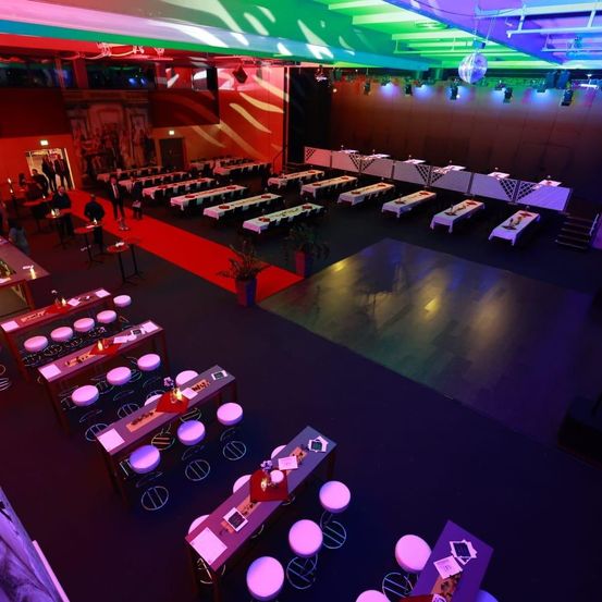 Bild enthält, Furniture, Indoors, Lounge, Urban, Person, People, Bus, Transportation, Vehicle, Head