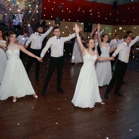 Bild enthält, People, Person, Adult, Male, Man, Bride, Female, Woman, Urban, Celebrating