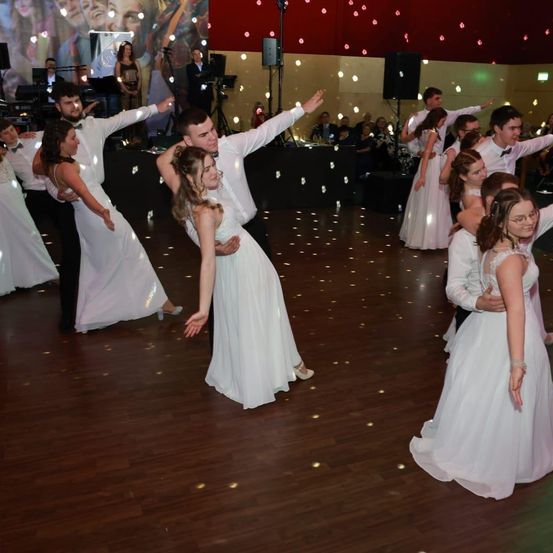 Bild enthält, People, Person, Dress, Formal Wear, Adult, Bride, Female, Woman, Gown, Dancing