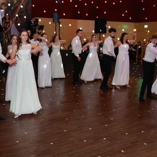 Bild enthält, People, Person, Adult, Bride, Female, Woman, Fun, Party, Dress, Formal Wear