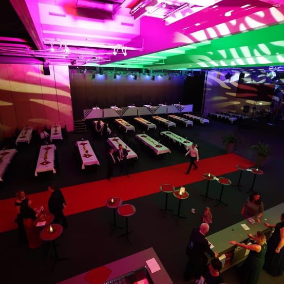 Bild enthält, Urban, Lighting, Person, Indoors, Face, Head, Building, Furniture, Lounge, Truck