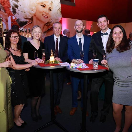 Bild enthält, People, Person, Adult, Female, Woman, Male, Man, Urban, Baby, Party