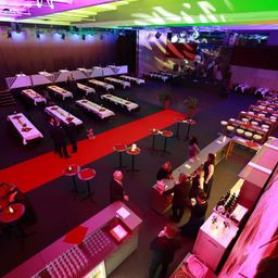 Bild enthält, Indoors, Person, Furniture, Lounge, People, Hall, Head, Fun, Face, Banquet