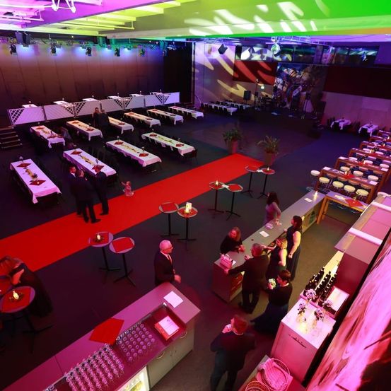 Bild enthält, Indoors, Person, Furniture, Lounge, People, Hall, Head, Fun, Face, Banquet