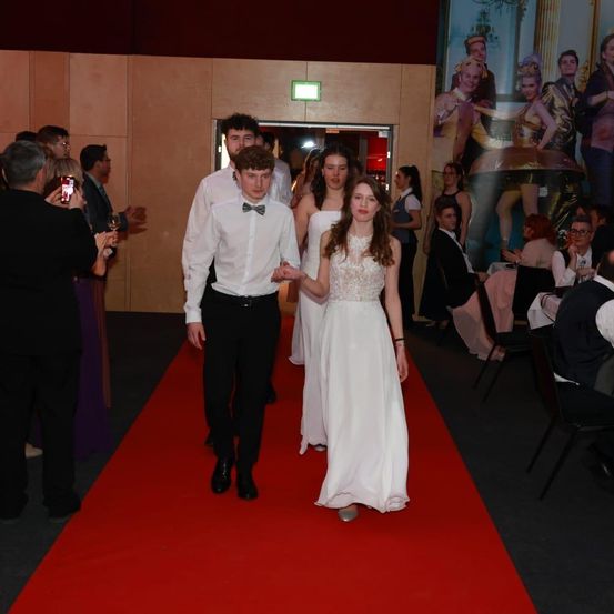 Bild enthält, Fashion, Adult, Male, Man, Person, Bride, Female, Woman, Formal Wear, Dress