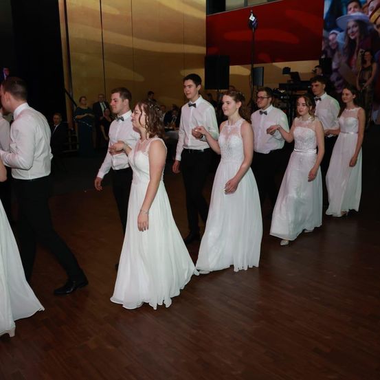 Bild enthält, Dress, Formal Wear, Adult, Bride, Female, Person, Woman, Gown, Wedding Gown, Dancing