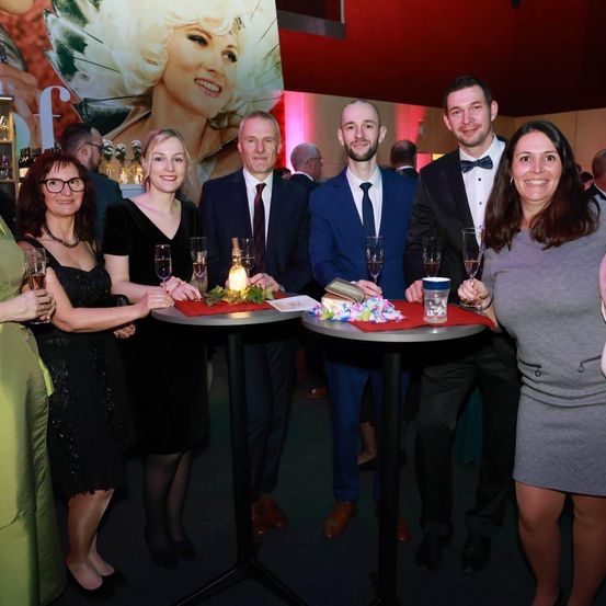 Bild enthält, Adult, Female, Person, Woman, People, Formal Wear, Suit, Table, Male, Man