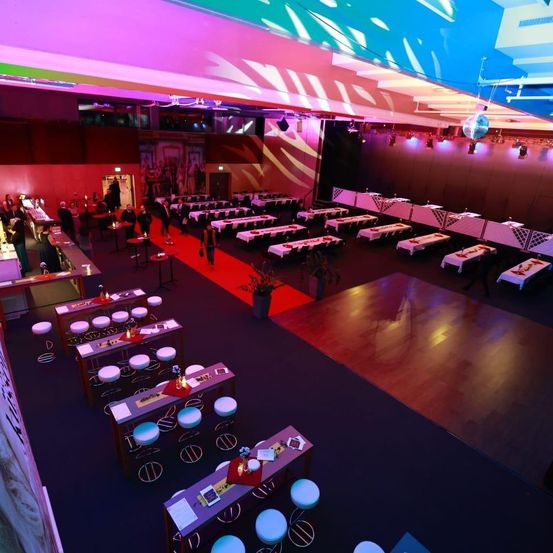 Bild enthält, Architecture, Building, Furniture, Indoors, Lounge, Person, Face, Head, Urban, Hall