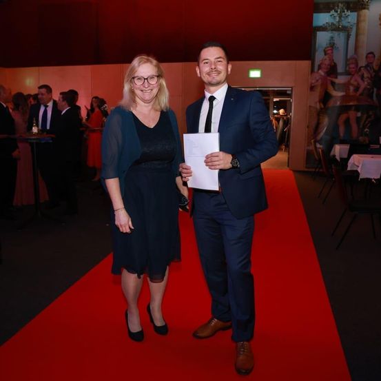 Bild enthält, Fashion, Adult, Female, Person, Woman, Blazer, Male, Man, Bride, Suit