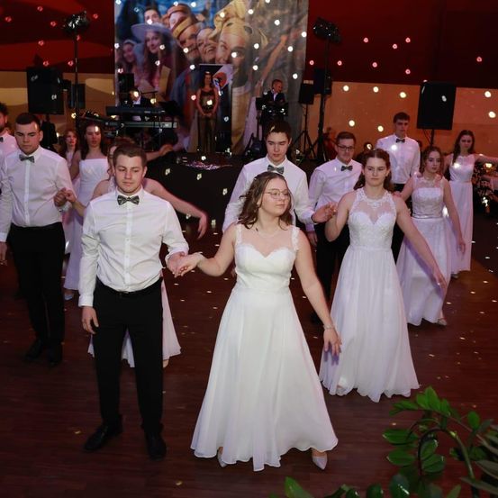 Bild enthält, People, Person, Dress, Adult, Male, Man, Formal Wear, Bride, Female, Woman