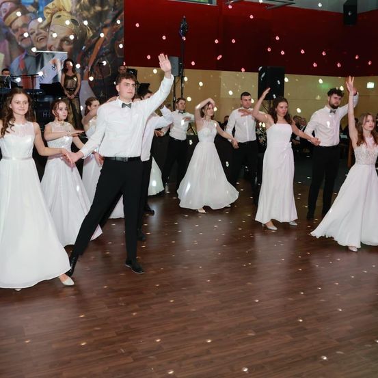 Bild enthält, People, Person, Adult, Bride, Female, Woman, Baton, Male, Man, Party