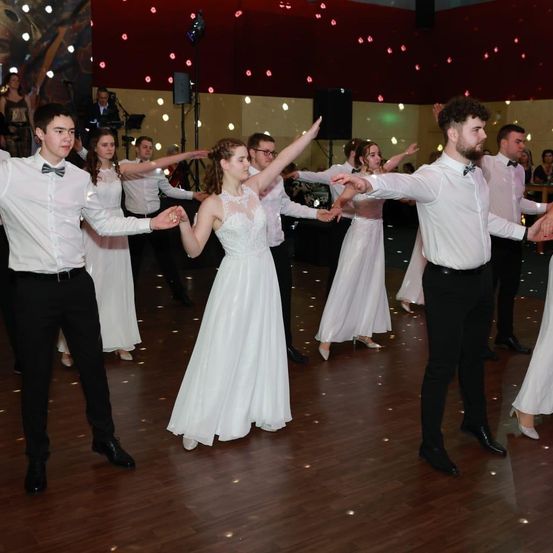 Bild enthält, People, Person, Adult, Female, Woman, Male, Man, Bride, Dancing, Face