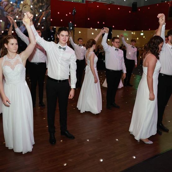 Bild enthält, Dress, People, Person, Formal Wear, Celebrating, Wedding Gown, Adult, Bride, Female, Woman