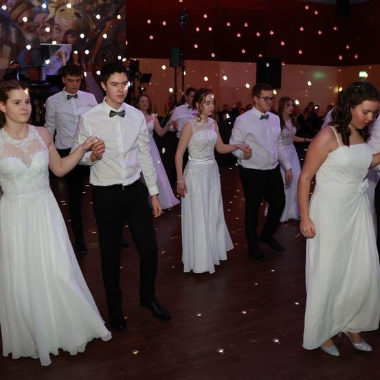 Bild enthält, Dress, Formal Wear, Suit, Gown, Wedding Gown, Adult, Bride, Female, Person, Woman