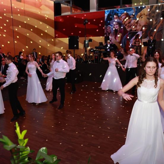 Bild enthält, People, Person, Adult, Male, Man, Dress, Bride, Female, Woman, Party