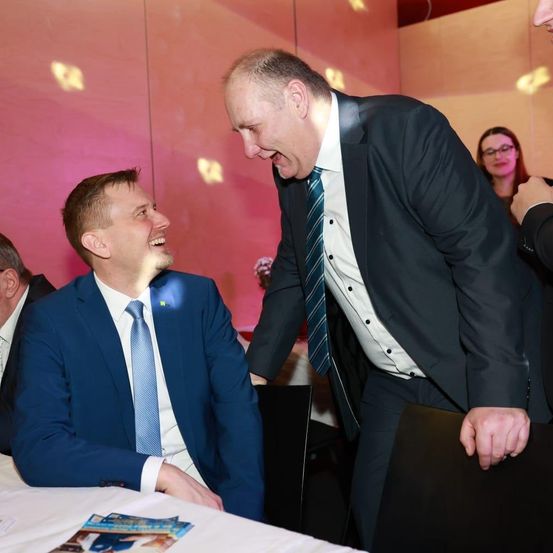 Bild enthält, Blazer, Coat, Jacket, Formal Wear, Suit, Tie, Adult, Male, Man, Person