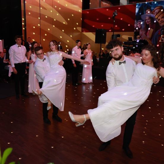 Bild enthält, People, Person, Adult, Bride, Female, Woman, Male, Man, Dancing, Party