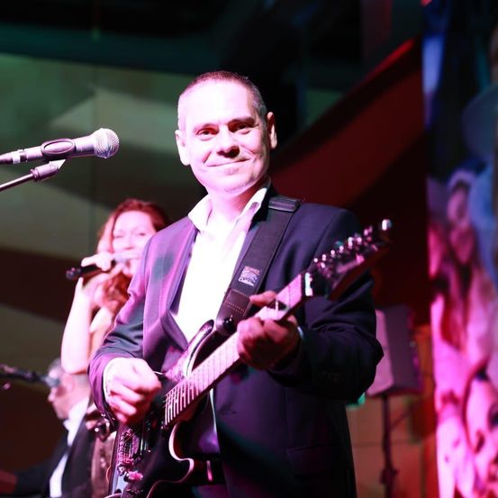 Bild enthält, Guitar, Adult, Male, Man, Person, Guitarist, Musician, Performer, Microphone, Woman