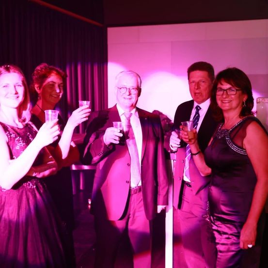 Bild enthält, Adult, Female, Person, Woman, Male, Man, Formal Wear, Suit, Bride, Purple