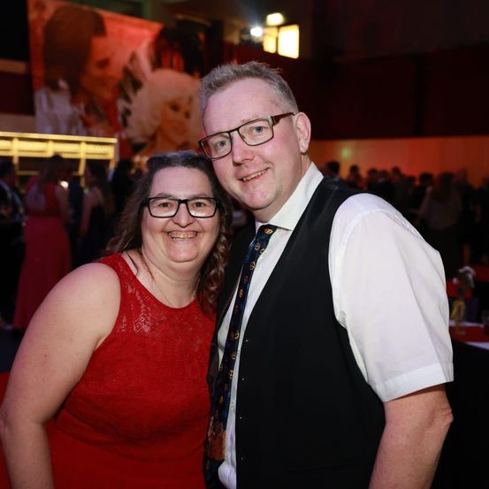 Bild enthält, Glasses, Formal Wear, Suit, Fashion, Photography, Portrait, Blazer, Dress, Urban, Tie