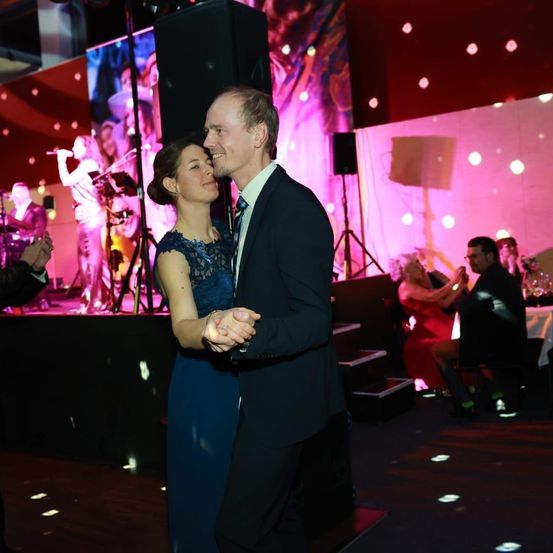 Bild enthält, Suit, Lighting, Urban, Blazer, Adult, Bride, Female, Person, Woman, Man