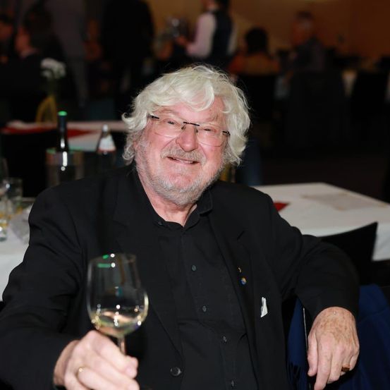 Bild enthält, Glass, Face, Person, Portrait, Adult, Male, Man, Dining Table, Finger, Wine Glass