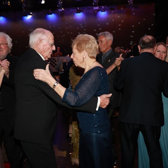 Bild enthält, Person, Adult, Male, Man, Fun, Party, Female, Woman, Suit, Bride