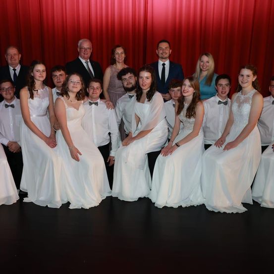 Bild enthält, Dress, Groupshot, Person, Formal Wear, Gown, Wedding Gown, Suit, Adult, Bride, Woman