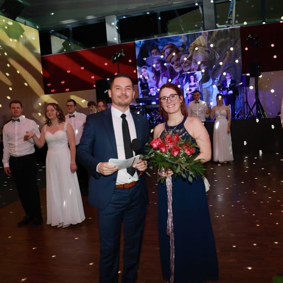 Bild enthält, Blazer, Coat, Jacket, Lighting, Suit, Flower Bouquet, Adult, Male, Man, Person