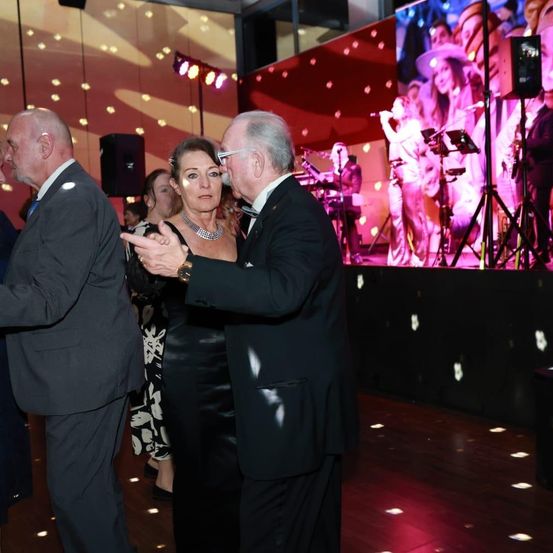 Bild enthält, Adult, Female, Person, Woman, Male, Man, Glasses, Face, Applause, Party