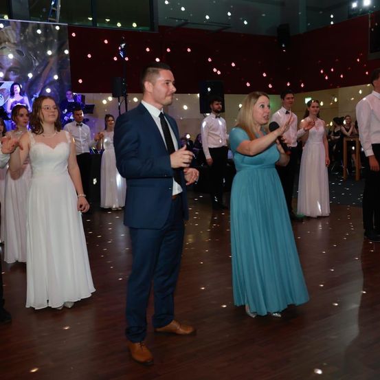 Bild enthält, Adult, Female, Person, Woman, Bride, Male, Man, Formal Wear, Suit, Dress