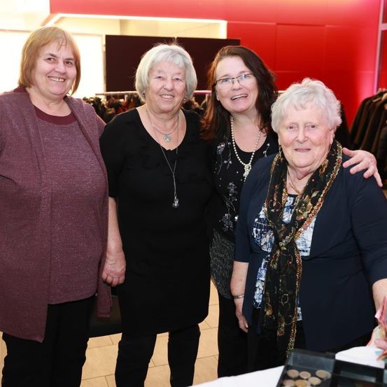 Bild enthält, People, Person, Adult, Female, Woman, Blouse, Portrait, Male, Man, Coat