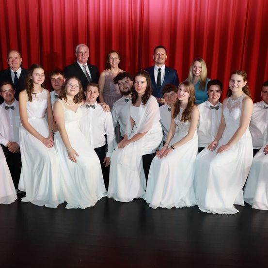 Bild enthält, Groupshot, Person, Dress, Formal Wear, Adult, Bride, Female, Woman, Gown, Wedding Gown