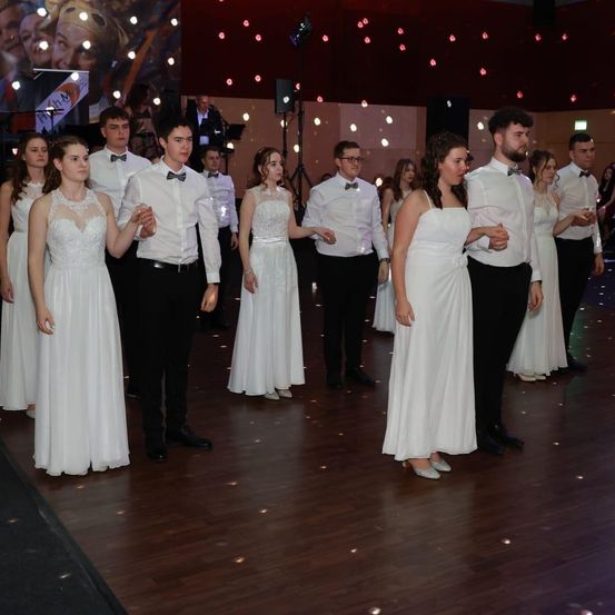 Bild enthält, Dress, Formal Wear, Suit, People, Person, Adult, Bride, Female, Woman, Gown