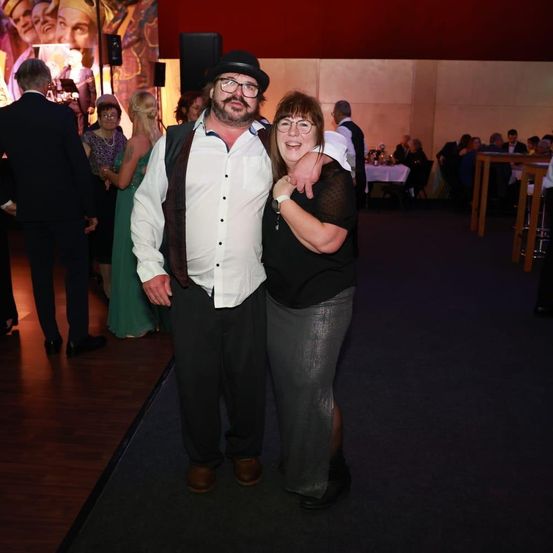 Bild enthält, Formal Wear, Suit, Lighting, Pants, Urban, Blazer, People, Person, Adult, Woman