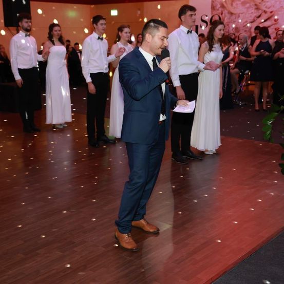 Bild enthält, Formal Wear, Suit, Person, Fun, Party, Adult, Bride, Female, Woman, Bridegroom