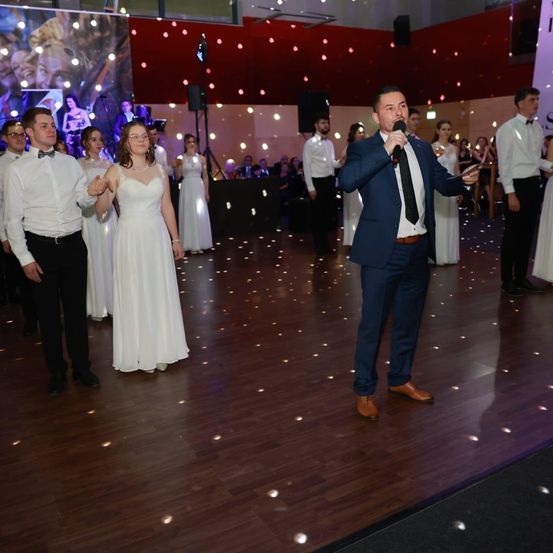 Bild enthält, Adult, Female, Person, Woman, Lighting, Male, Man, Bride, Party, Suit