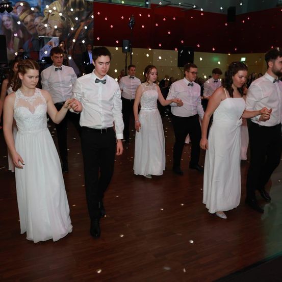 Bild enthält, Dress, Formal Wear, Gown, People, Person, Suit, Wedding Gown, Adult, Bride, Woman