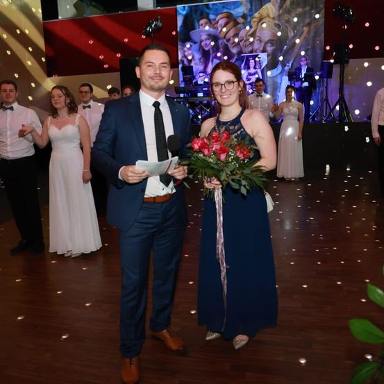 Bild enthält, Suit, Flower Bouquet, Blazer, Coat, Jacket, Lighting, Person, Adult, Male, Man