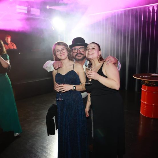 Bild enthält, Lighting, Urban, Dress, Person, Portrait, Adult, Female, Woman, Blazer, Man