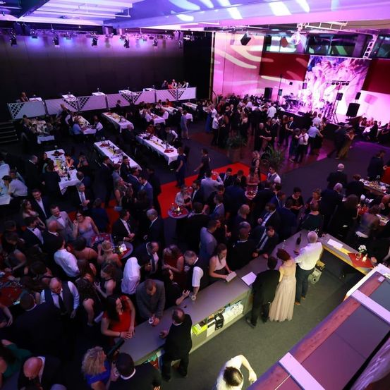 Bild enthält, Urban, Indoors, Fun, Person, Hall, Building, Face, Head, Banquet, Party