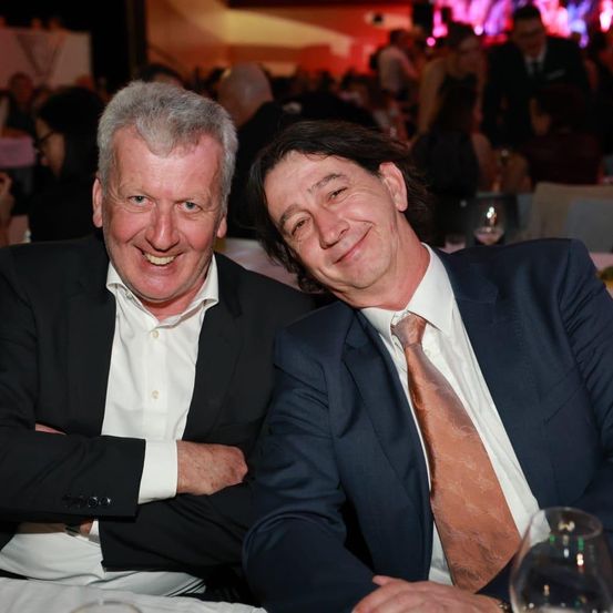 Bild enthält, Formal Wear, Suit, Blazer, Coat, Tie, Adult, Female, Person, Woman, Portrait